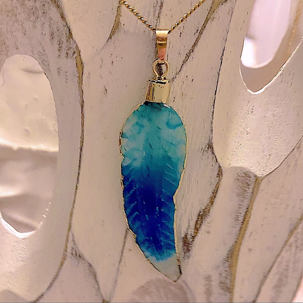 14kt ygp BNIB Blue Ombré Feather Geode Pendant On Necklace